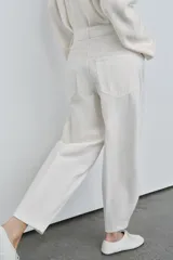 Jeans de tiro alto y diseño tapered, con cinco bolsillos, presillas para cinto y cierre frontal con cremallera y botón, en tono celeste claro lavado.