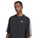 Remera Adidas de corte holgado, color negro, con cuello redondo y mangas cortas. Presenta las icónicas tres tiras blancas en los hombros y mangas, y el logo del trifolio bordado en el pecho.