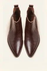 Bota tipo Chelsea de cuero vacuno con textura de efecto croco en color marrón oscuro. Presenta paneles elásticos laterales y una tira de ajuste en la parte posterior, con un taco bajo cuadrado.