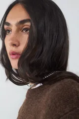 Sweater de manga larga confeccionado en tejido de punto suave. Presenta un diseño clásico con cuello redondo y terminaciones acanaladas en puños y bajo.