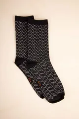 Medias de caña media color negro con diseño de brillos plateados en zigzag.