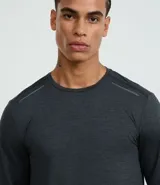 Remera deportiva de manga larga Get Over color gris melange, con cuello redondo y confeccionada en tejido tecnológico de secado rápido.