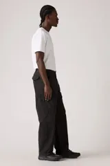 Pantalón cargo baggy color negro, con bolsillos laterales y corte holgado.