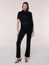 Pashmina rectangular negra confeccionada en tejido liviano y vaporoso con sutil transparencia y caída fluida, adornada con pequeños apliques de strass.