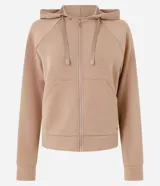 Campera deportiva color beige, con cierre frontal y capucha ajustable con cordón.