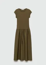 Vestido midi de diseño combinado en color verde oliva. Presenta un cuerpo ajustado de tejido de punto con cuello redondo y mangas cortas, unido a una falda amplia de corte evasé confeccionada en algodón.