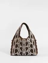 Cartera tipo tote de fiesta en color marrón, confeccionada en tela aterciopelada con un elaborado bordado de flores y patrones geométricos realizado con mostacillas y lentejuelas plateadas.