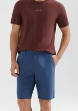 Bermuda de corte chino en color azul, con cierre frontal y bolsillos laterales.