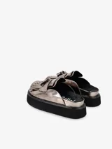 Zueco negro de cuero con plataforma y flecos.