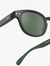 Lentes de sol Izipizi Junior Sun C para niños de 5 a 10 años, con montura redonda color verde oscuro y lentes polarizadas.