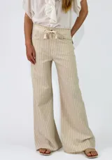 Pantalon de lino a rayas, con diseño de pierna ancha y cordón ajustable en la cintura.