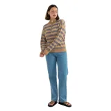 Buzo de punto a rayas horizontales en tonos beige y azul, con cuello alto y cierre frontal parcial tipo quarter zip, de manga larga y puños acanalados.