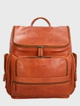 Mochila de cuero natural color caramelo con múltiples compartimentos con cierre. Cuenta con un compartimento principal, dos bolsillos frontales, bolsillos laterales y un bolsillo trasero, todos con cierre de cremallera. Incluye correas ajustables y acolchadas, y un bolsillo interior acolchado para laptop.