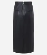 Falda midi negra de cuero sintético con diseño cruzado tipo sobre, bolsillos laterales y cierre trasero.