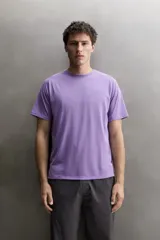 Camiseta de entrenamiento regular fit de Zara Athleticz, color lila, confeccionada en tejido técnico fluido y ligero con cuello redondo y manga corta ranglán.