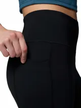 Calza deportiva larga de tiro alto Columbia, color negro, con cintura de compresión y tejido elástico con tecnología hidróabsorbente.