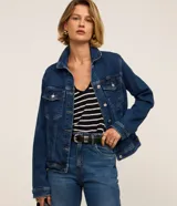 Campera trucker de jean azul oscuro, con cuello inglés, abotonado delantero, bolsillos con solapa y manga larga.