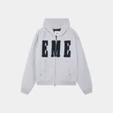 Campera con cierre frontal, capucha y bolsillos canguro, color gris melange. Presenta letras grandes bordadas en negro con borde blanco en el pecho que dicen "EME".