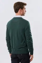 Buzo tejido de algodón con cuello en V, de diseño clásico y liviano, ideal para media estación.