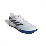 Championes de fútbol Adidas Copa Pure 2 League Tf, color blanco con detalles en azul y rojo.