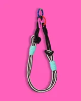 Correa para bolso de diseño moderno, confeccionada con cuerda técnica gris con patrón de puntos negros, acentuada con detalles en colores neón como verde, naranja y fucsia, y rematada con dos argollas metálicas en los extremos.