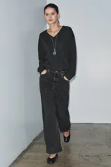 Pantalón de jean celeste de tiro medio, corte ancho y terminación con dobladillo.