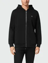 Buzo canguro negro de algodón con capucha, cierre frontal con cremallera plateada, logo de la marca en el pecho y calavera con strass en la espalda.