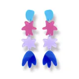 Par de aros colgantes con formas geométricas de colores: celeste, rosa, lila y azul.