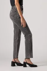 Jeans de tiro alto con corte recto, confeccionados en denim de lavado gris desgastado. Presentan diseño clásico de cinco bolsillos, cierre frontal con botón y costuras reforzadas.