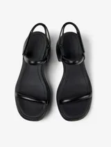 Sandalias de cuero vacuno color negro, con dos tiras finas sobre el empeine, pulsera al tobillo con hebilla ajustable y tacón bloque.