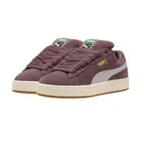 Championes Puma modelo Suede XL, color azul vibrante con detalles en blanco. Presentan un diseño clásico de gamuza con cordones anchos, suela de goma texturizada y el logo de la marca en dorado en el lateral.