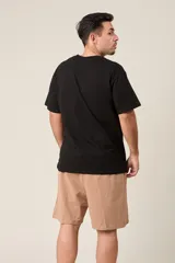 Bermuda de friza color gris melange, de corte suelto, con cintura elástica y cordón de ajuste negro.