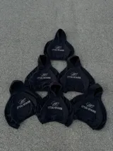 Hoodie de color negro con diseño de estampa frontal que combina una tipografía manuscrita con el texto ITTAI STARS en letras mayúsculas. Presenta un corte holgado, capucha amplia y bolsillo tipo canguro.