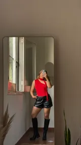 Top rojo de lycra con escote asimétrico y corbatín extraíble.
