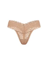 Tanga de encaje color beige con diseño floral, tiro bajo y ribetes festoneados.