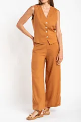 Pantalón de lino color tostado, de corte recto y tiro medio.