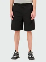 Bermuda negra de algodón con cintura elástica y cordón ajustable.