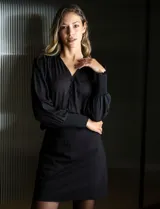 Blusa negra de gasa con escote en V, apliques de botones, detalle de punto smock en hombro y puño, y mangas largas abullonadas.