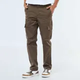 Pantalón cargo de corte recto en color marrón, con bolsillos laterales con solapa y cierre de botones, de estilo utilitario y funcional.