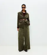 Pantalón wide leg de terciopelo canelado color verde militar, de corte largo, piernas amplias y caída fluida.