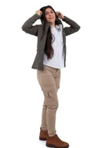 Campera marrón de neopreno con cierre frontal y bolsillos laterales con cierre.