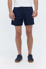 Short de baño azul marino de textura en relieve, con cintura elástica y cordón ajustable. Cuenta con bolsillos laterales y bolsillo trasero.