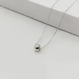 Collar de cadena fina de plata 925 con un dije de esfera lisa pulida.