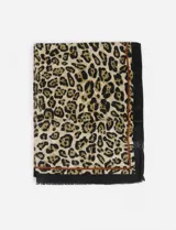 Pashmina rectangular con estampado animal print en tonos beige, marrón y negro. Tiene un borde negro liso y un detalle lineal marrón.