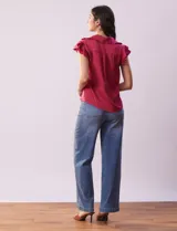 Camisa azul marino de satén, marca Alex & Lili. Cuello con solapa y escote en V. Apertura central con botones y sisas con volados.