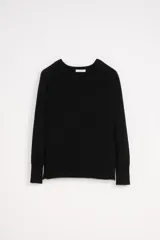 Buzo de punto negro liso, de manga larga y cuello redondo.