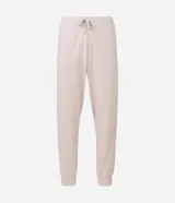 Pijama largo masculino de la marca Viko, confeccionado en fleece de color marrón, con textura suave. Compuesto por remera de manga larga con cuello redondo y puños ajustados, y pantalón tipo jogger con cintura elástica con cordón de ajuste y bolsillos.