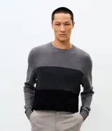 Suéter de viscosa y poliamida de la marca Marfinno, con diseño de bloques de color en tonos gris, gris oscuro y negro. Presenta cuello redondo y mangas largas con textura de tricot.