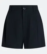 Short blanco de viscosa texturizada, modelo holgado con cintura de sastrería en el frente y elástico en la parte trasera. Presenta bolsillos laterales y cierre con botón y cremallera.