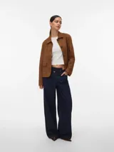 Campera corta marrón de manga larga, con cuello clásico, cierre frontal de botones y bolsillos delanteros con tapa.